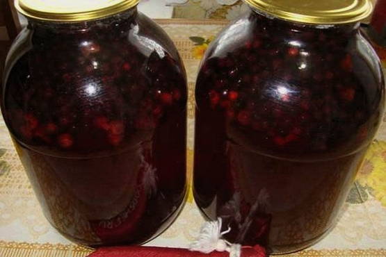 Schwarzes Himbeerkompott für den Winter