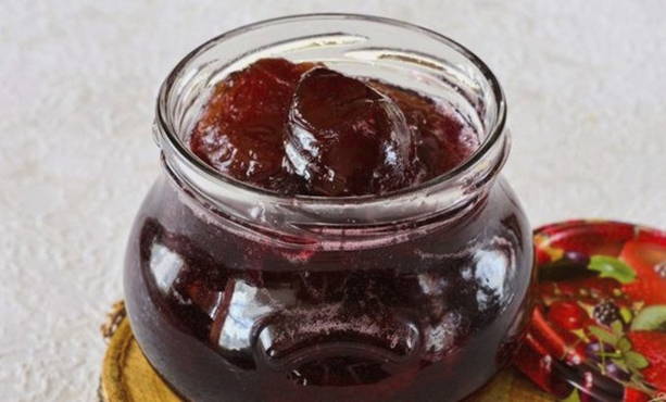 Pflaumenmarmelade halbiert