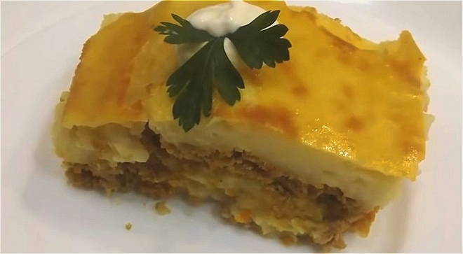 Kartoffelauflauf mit Hackfleisch und Tomaten im Ofen