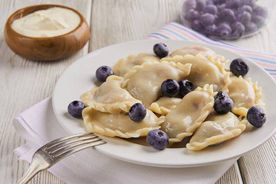 Pierogi z jagodami w wolnym naczyniu