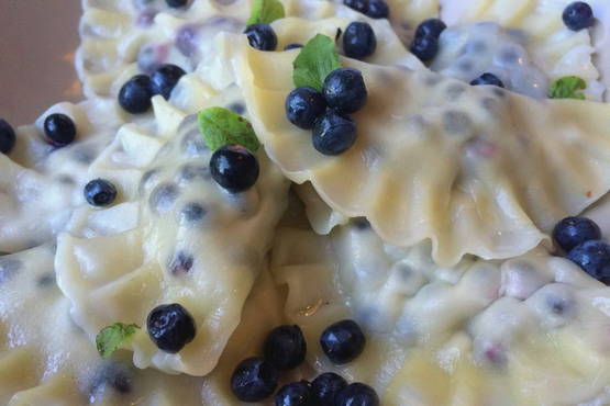 Teigtaschen mit Blaubeeren in Milch