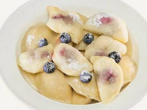 Pierogi z jagodami na parze w wolnym naczyniu