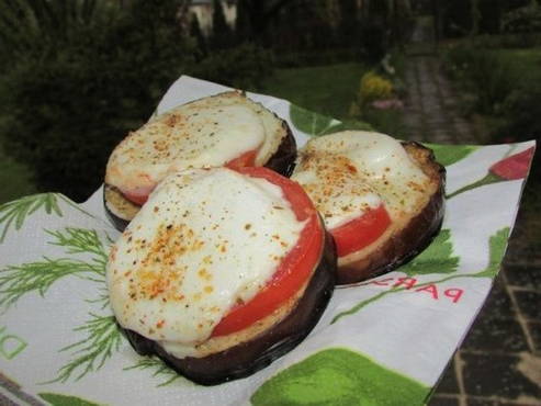 Gegrillte Auberginen mit Tomaten