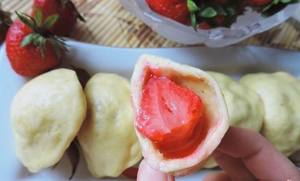 Knödel mit gedünsteten Erdbeeren in einem Slow Cooker