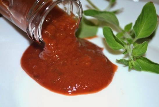 Zelfgemaakte ketchup voor op de barbecue