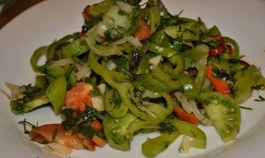Georgischer grüner Tomatensalat