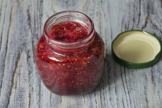 Himbeer- und Erdbeermarmelade