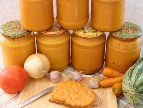 Zucchini-Kaviar, Karotten und Zwiebeln