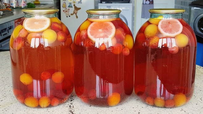 Kirschpflaumenkompott mit Orange für den Winter