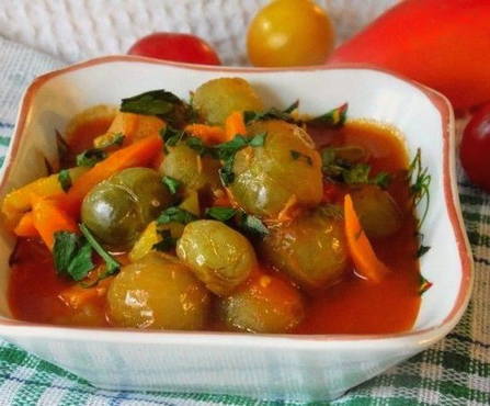 Grüner Tomatensalat mit Tomatensauce