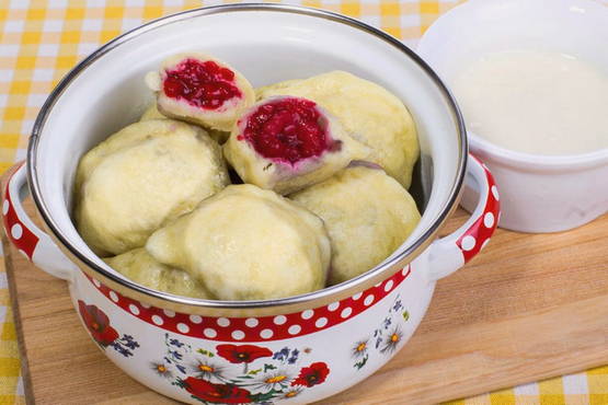 Pierogi z truskawkami na cieście drożdżowym