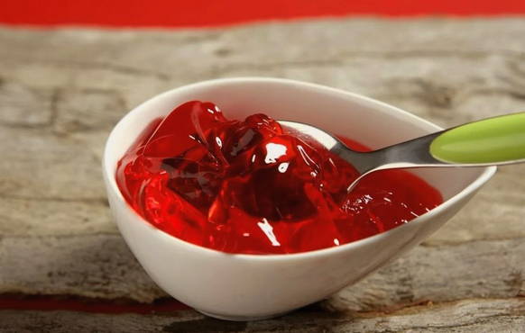 Gelee aus Himbeersaft für den Winter