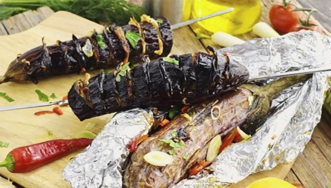Auberginen-Schaschlik auf dem Grill