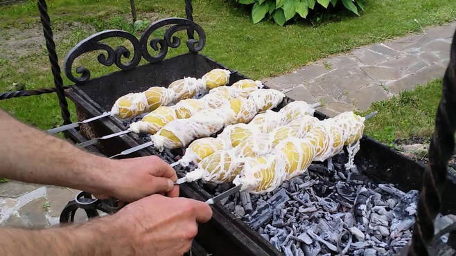 Burgonya zsíros hálóban a rácson