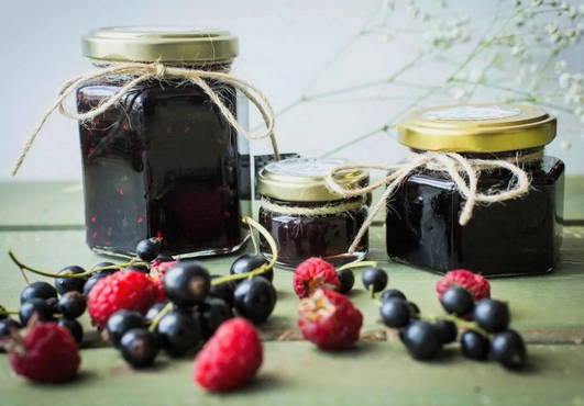 Marmellata di lamponi e ribes per l'inverno