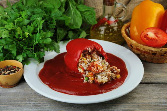 Peperoni ripieni in salsa di pomodoro
