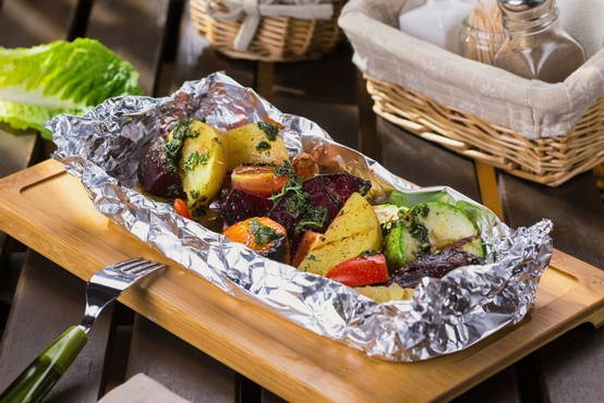 Gegrilltes Gemüse in Folie