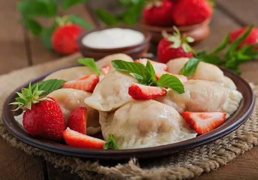 Pierogi z truskawkami w wolnym naczyniu
