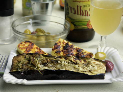 Gegrillte Aubergine mit Knoblauch