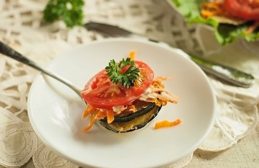 Ristet courgette og tomatsalat i lag