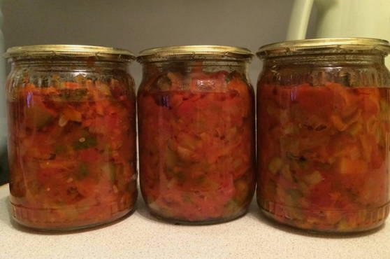 Solyanka für den Winter mit Tomatensauce