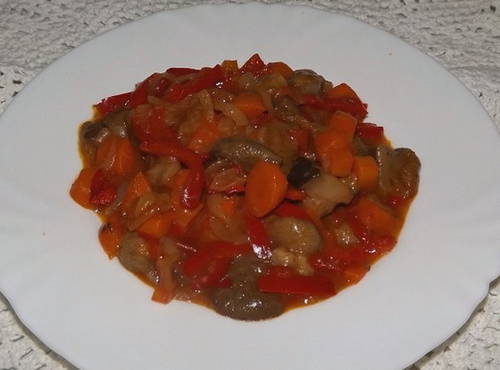 Solyanka di funghi per l'inverno con concentrato di pomodoro