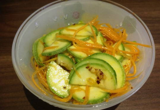 Zucchinisalat mit Essig