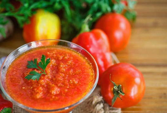 Adjika aus Tomaten für den Winter