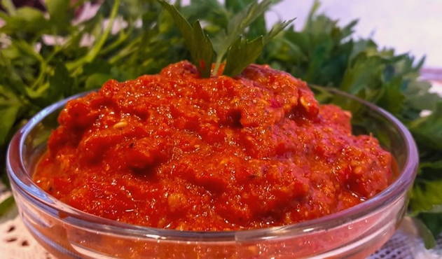 Adjika aus Paprika für den Winter