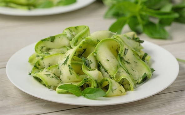 Insalata di zucchine fresche