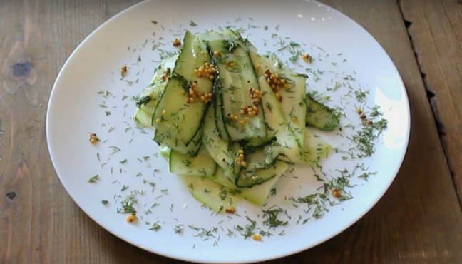 Insalata di zucchine in tavola
