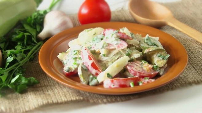 Gebratener Zucchinisalat mit Mayonnaise