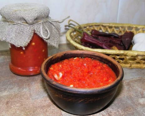 Adjika aus Pfeffer und Knoblauch