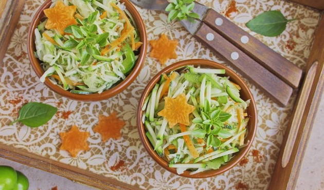 Courgette og blomkålssalat