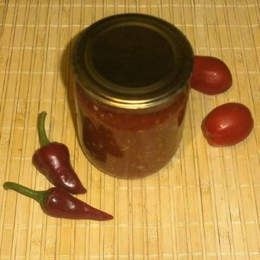 Adjika aus Tomaten, Paprika und Knoblauch