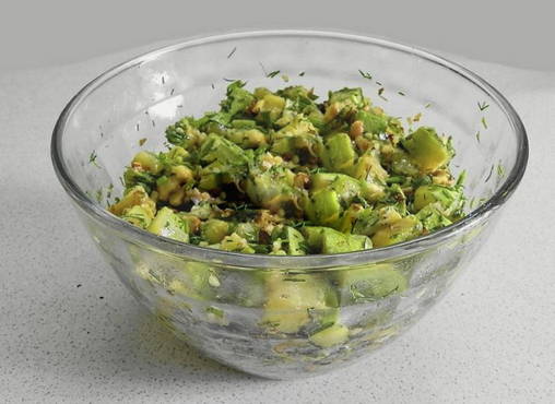 Zucchinisalat mit Walnüssen