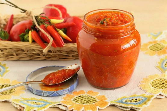 Adjika aus Paprika für den Winter