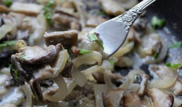 Funghi porcini fritti con panna acida e cipolle