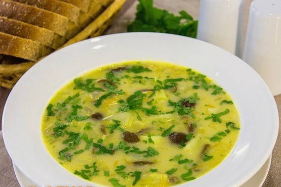 Suppe mit Honigpilzen und geschmolzenem Käse