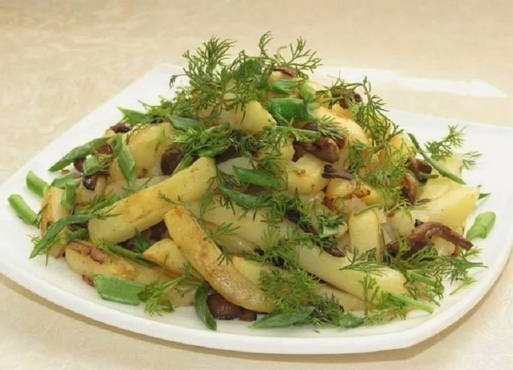 Honigpilze mit Kartoffeln in einem Slow Cooker