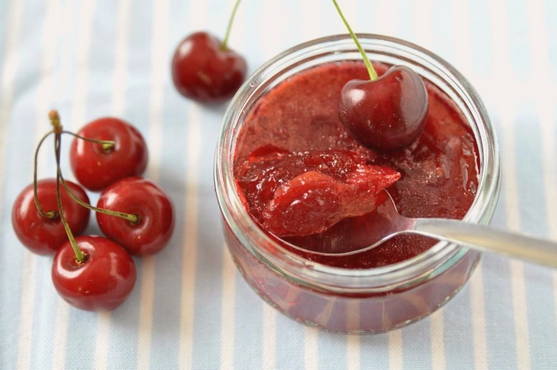 Kernlose Kirschmarmelade für den Winter