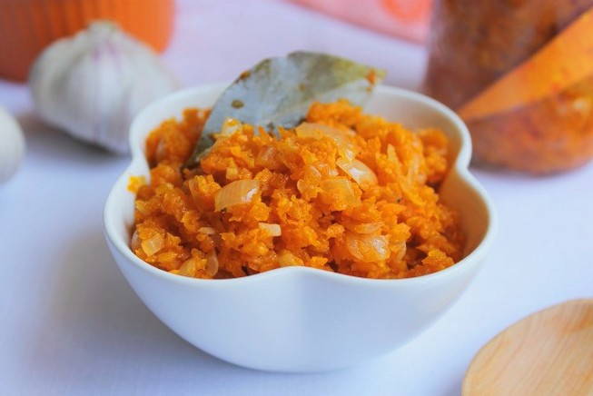 Caviale di carote con concentrato di pomodoro per l'inverno