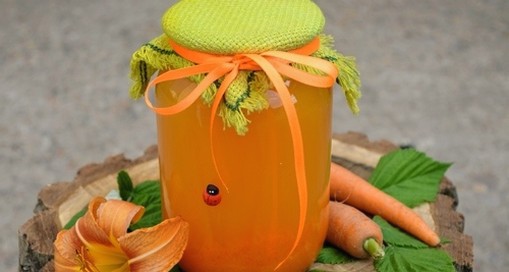 Karottensaft durch einen Entsafter für den Winter