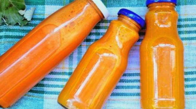 Karottensaft auf einem Entsafter für den Winter