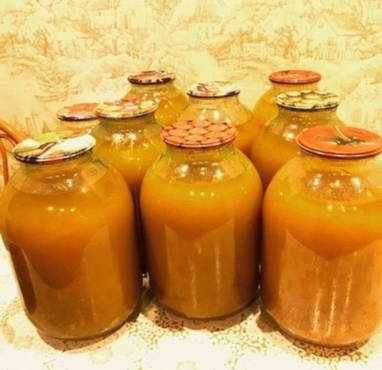 Karottensaft durch einen Fleischwolf für den Winter