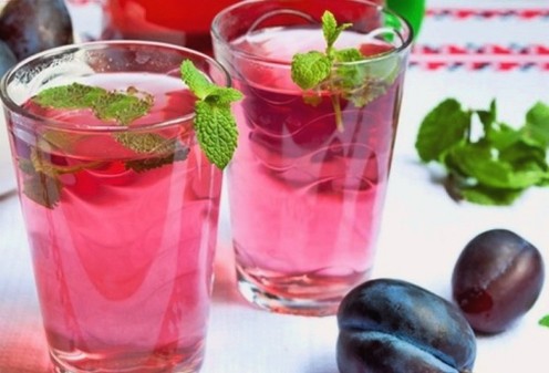 Pflaumenkompott zum sofortigen Trinken im Topf