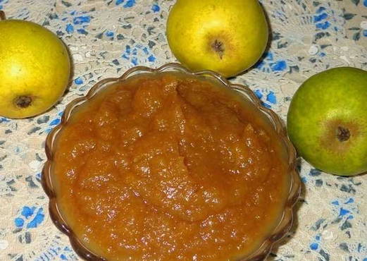 Birnenmarmelade durch einen Fleischwolf mit Haut für den Winter