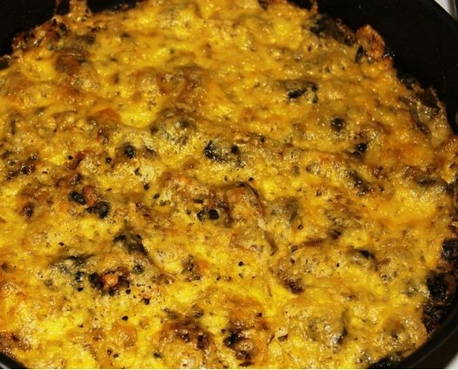 Klasični julienne s gljivama i kiselim vrhnjem u tavi