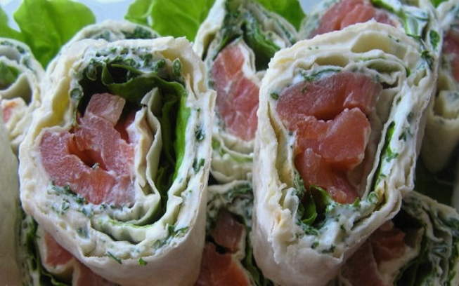 Lavash Roll mit rotem Fisch, geschmolzenem Käse und Salat