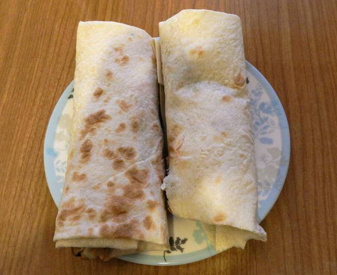 Lavash mit Hühnchen und koreanischen Karotten und geschmolzenem Käse